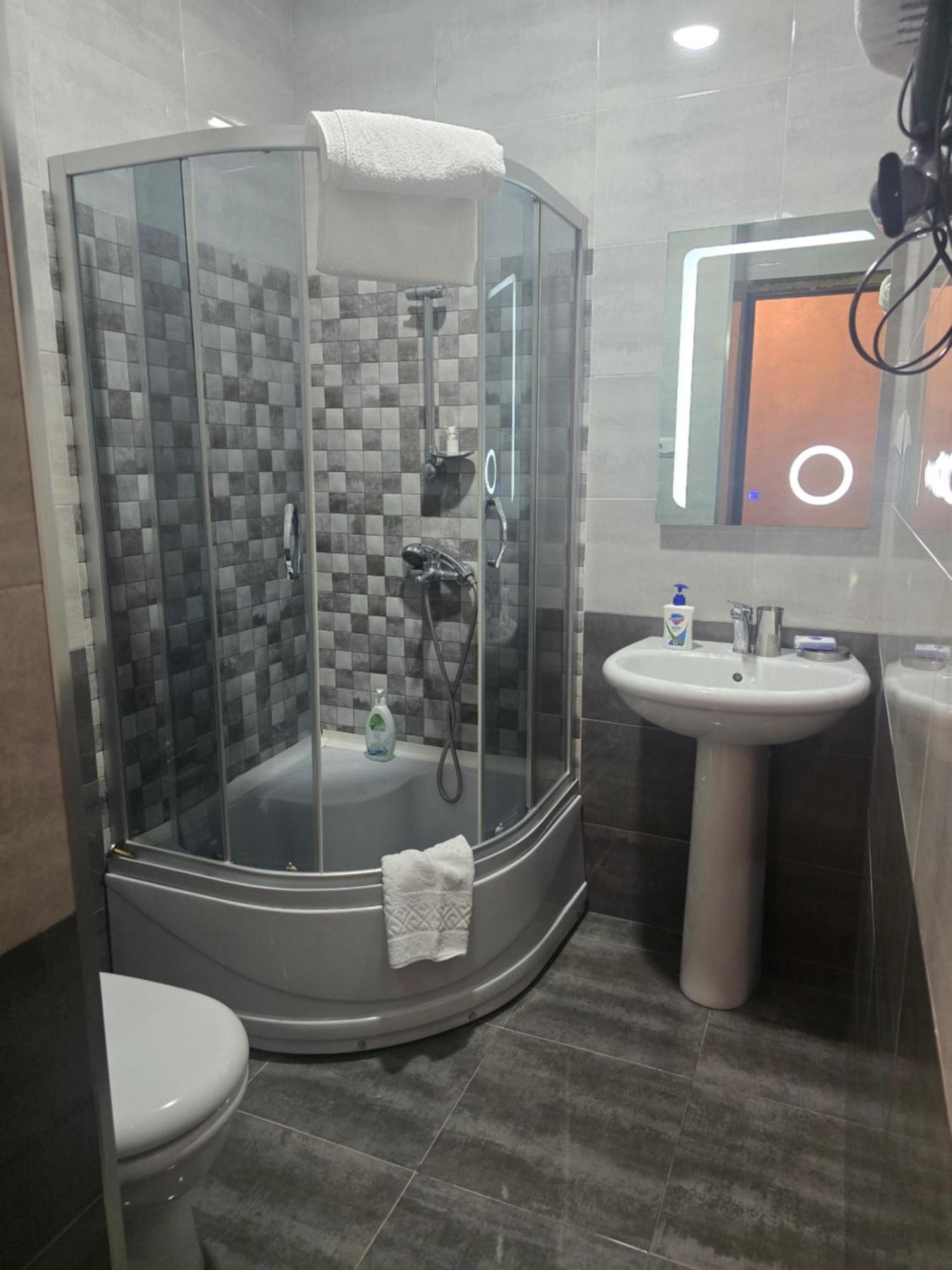 Apartment Roin Batumi Eksteriør billede